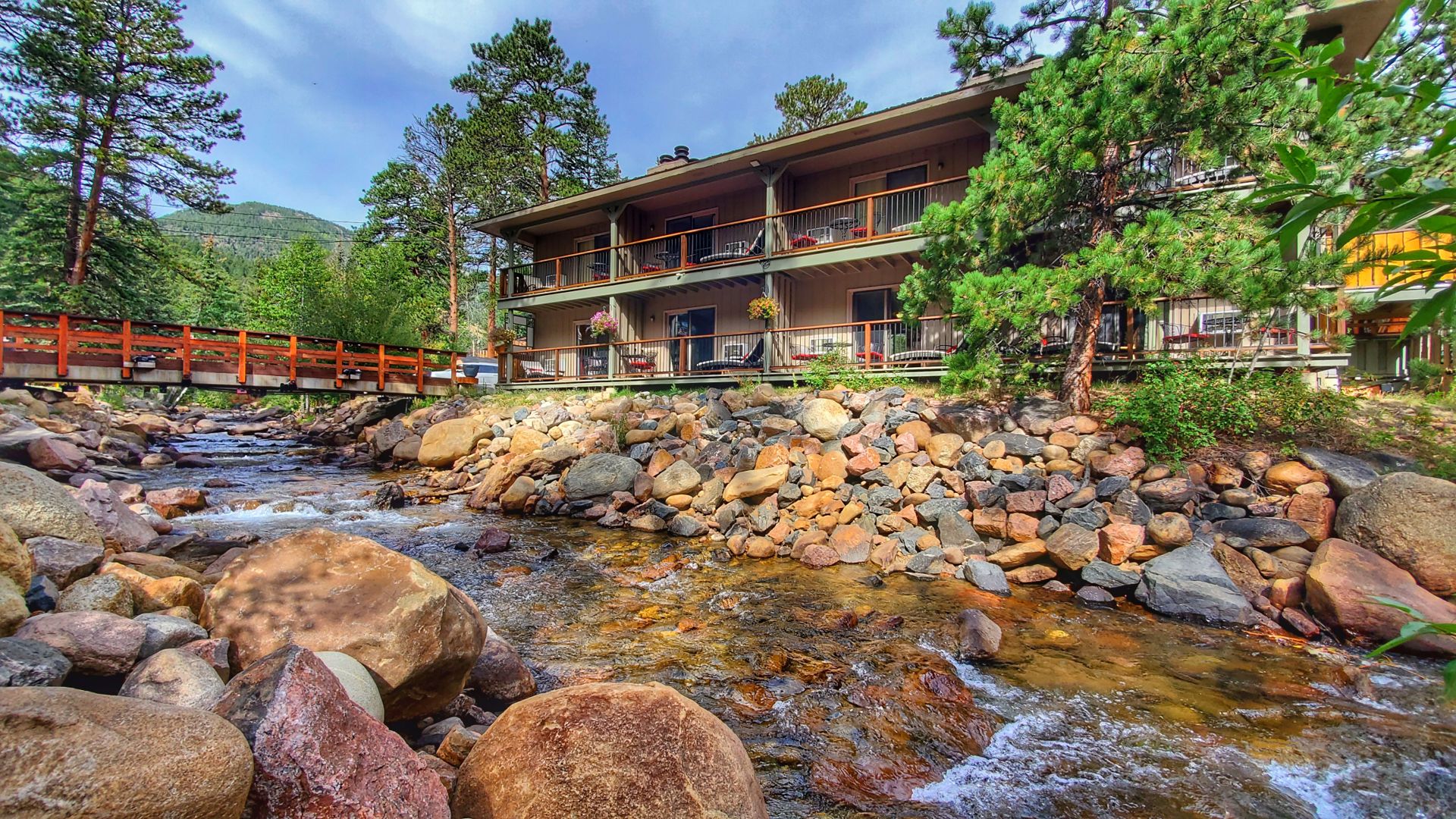 Mountain Lodge Exterior
